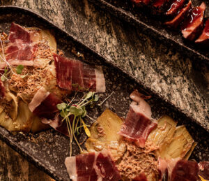 Flor de alcachofa a la brasa con foie y jamón ibérico de bellota